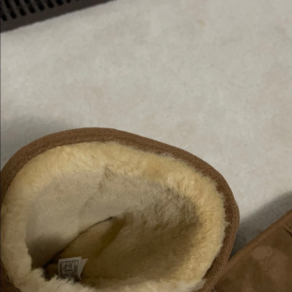 UGG - Picture 3 of 3